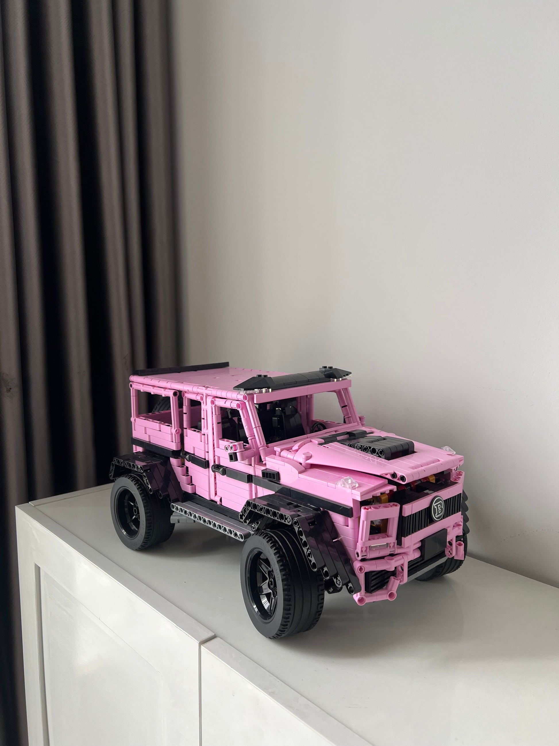 [LIMITED EDITION] PINK G CLASS TECHNIC CAR 1:8 - 2687PCS